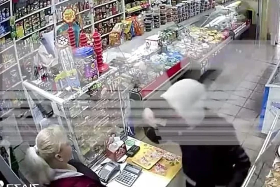 Добычей молодого налетчика стало пять тысяч рублей. Фото: скриншот видео/ телеграм-канал Baza