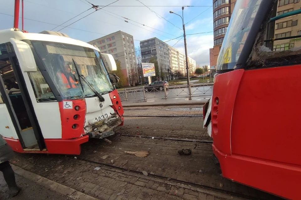 Два трамвая столкнулись на Бухарестской улице. vk.com/spb_today