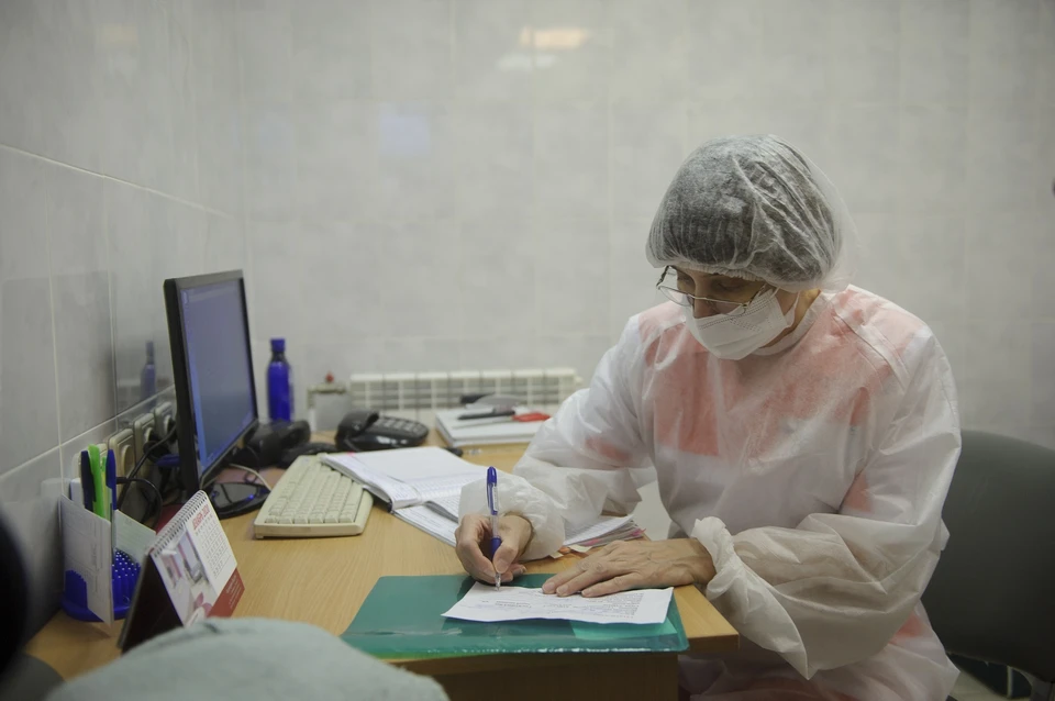 Чтобы сократить очереди, в поликлинике открыли дополнительный кабинет вакцинации и привлекли волонтеров