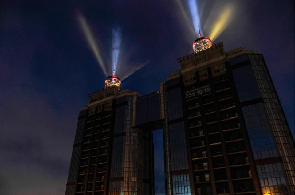 Прожекторы апарт-отеля из двух башен видно во многих частях Владивостока
