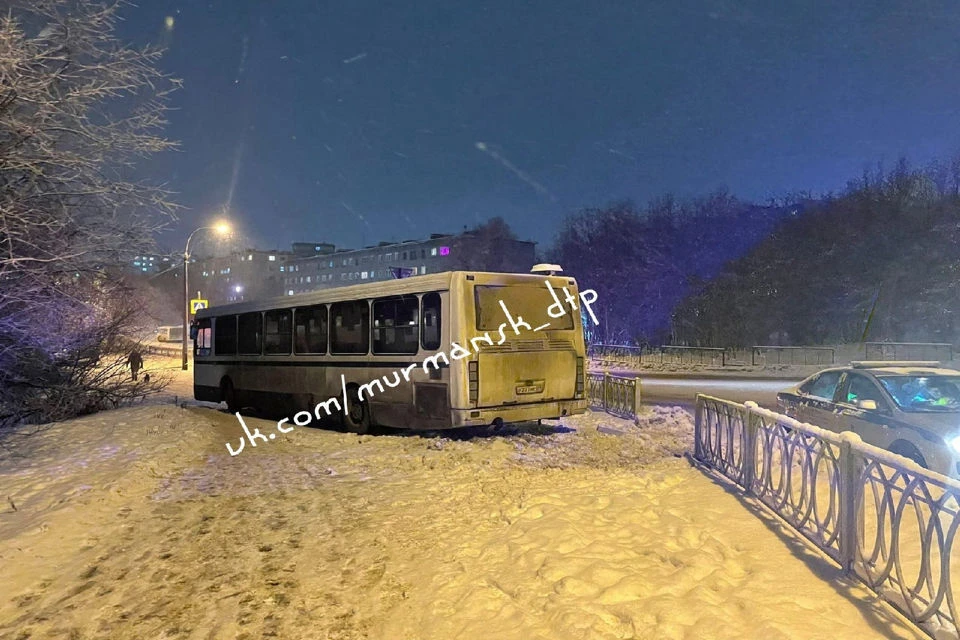 В соцсетях люди гадают, почему автобус оказался за ограждением. Фото: "Мурманск ДТП ЧП"