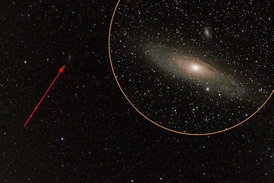Туманность Андромеды, как она видна широким объективом камеры, и как — обычным глазом (выделена стрелкой, но тоже вполне заметна).