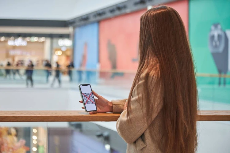 «За 500 рублей схожу за вас в торговый центр»: иркутяне с QR-кодом решили заработать на непривитых