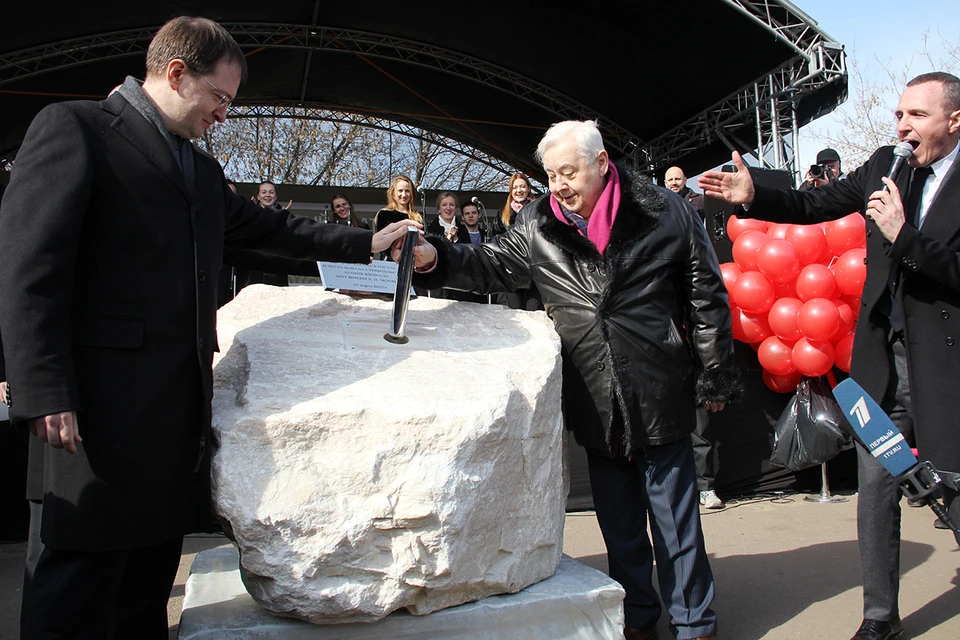 25 марта 2015 года Олег Табаков заложил камень в Коломенском на месте будущего филиала МХТ.