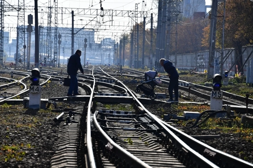 В РЖД прокомментировали ЧП с сошедшим с рельс вагонами грузового поезда.