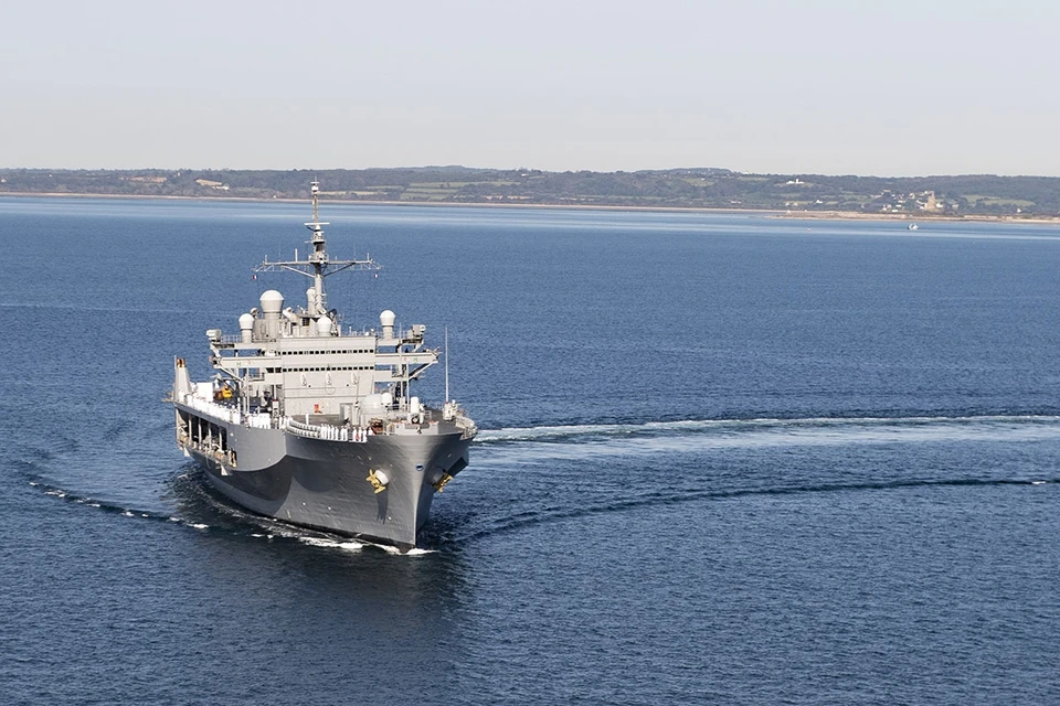 Флагманский корабль шестого флота ВМС США USS Mount Whitney.