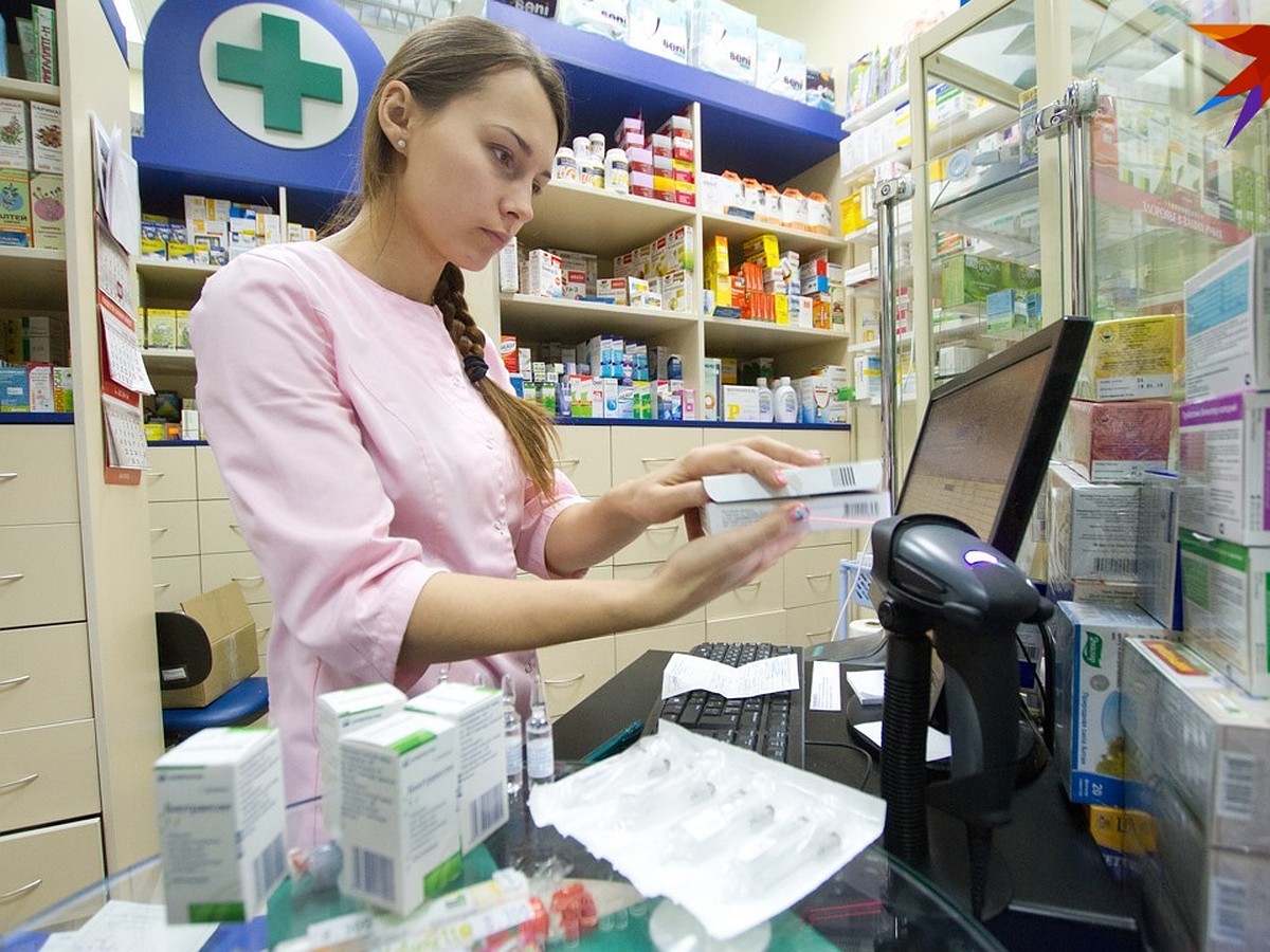 Фармацевт продает лекарства в аптеке