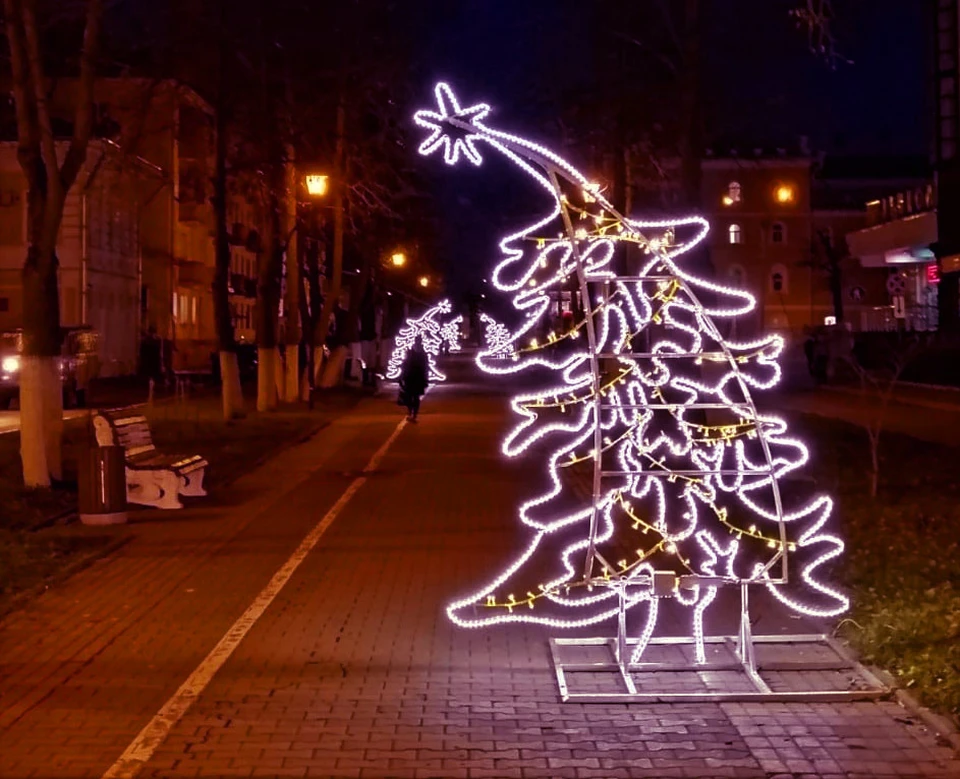 Ели вологда. Новогодние фигуры на улицах в Вологде. Пьяные ели Вологда. Иллюминация. Светящиеся фигуры в Вологде.