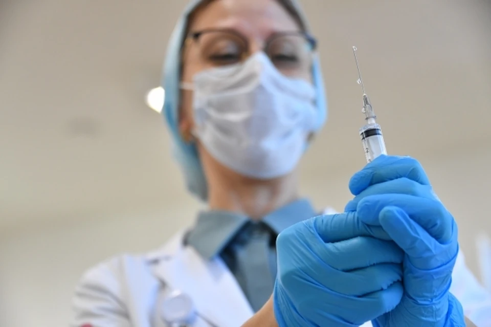 Ограничительные меры в отрыве от вакцинации практически бесполезны, считает Гинцбург