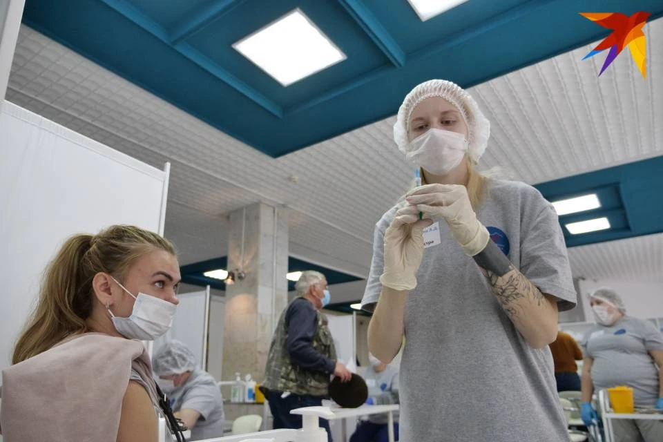Сделать прививку от коронавируса можно как в поликлинике, так и в мобильных пунктах.