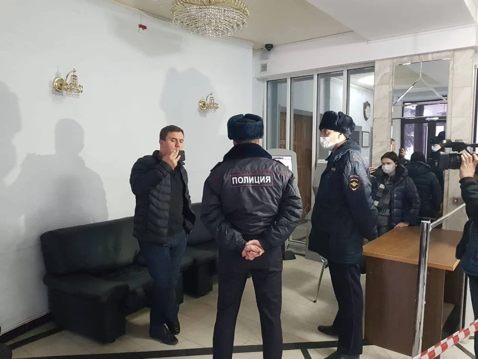 Полиция пришла к депутату Николаю Бондаренко. Фото телеграм канала Коммунист