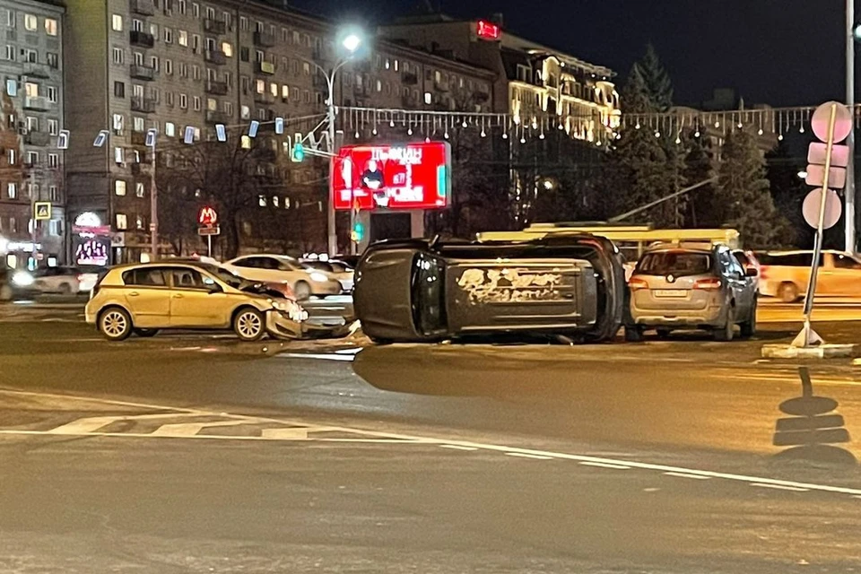 Иномарка перевернулась на левый бок после аварии.