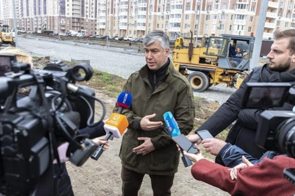 Глава администрации пообщался с подрядчиками и местными жителями. Фото: страница в Instagram Алексея Логвиненко