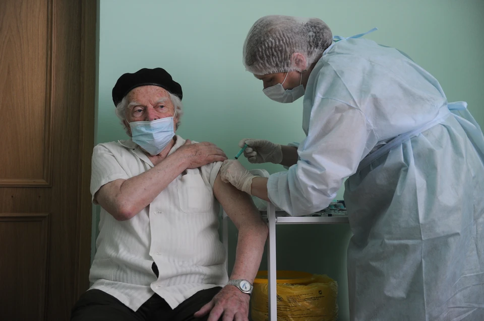 Обязательная вакцинация вводится в Петербурге для людей старшего возраста.