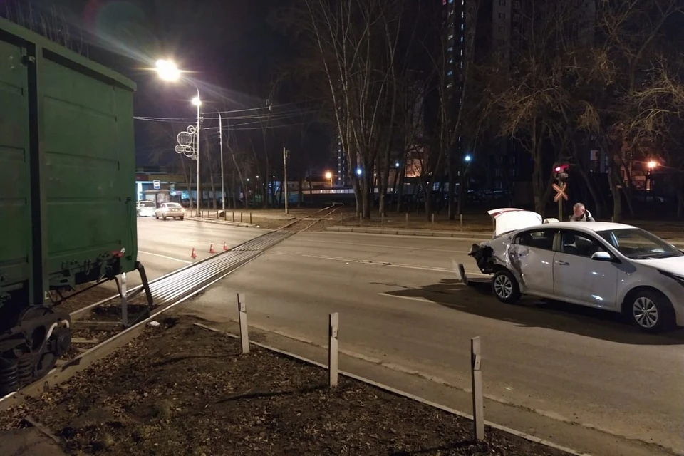 В Красноярске ночью иномарка столкнулась с вагоном грузового поезда. Фото: КрасЖД