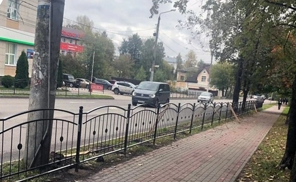 Ограждение установили для повышения безопасности пешеходов.
