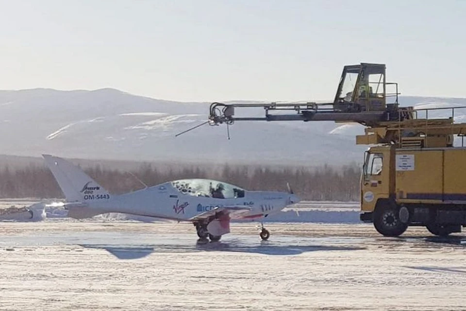 Процесс очистки самолета ото льда. Фото: fly.zolo