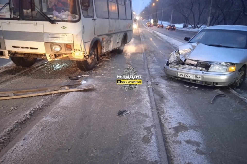 В Новосибирске «Лада» столкнулась с автобусом «ПАЗ» на трамвайных путях. Фото: "Инцидент Новосибирск".