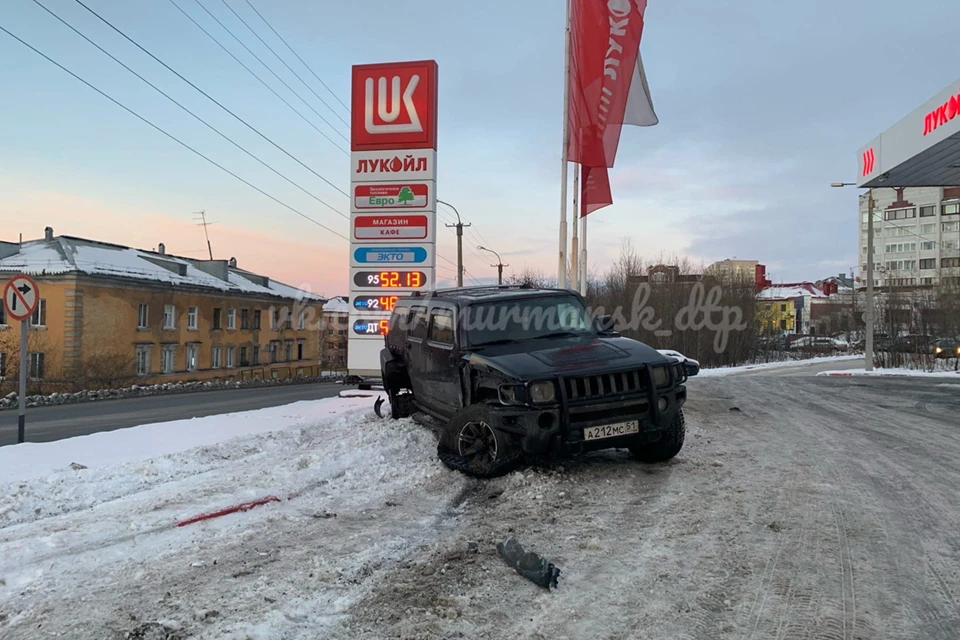 По словам комментаторов, утром того же дня эту машину видели в Первомайском округе, стиль вождения позволил предположить, что сидевший за рулем был пьян. Фото: Мурманск ДТП ЧП / vk.com/murmansk_dtp