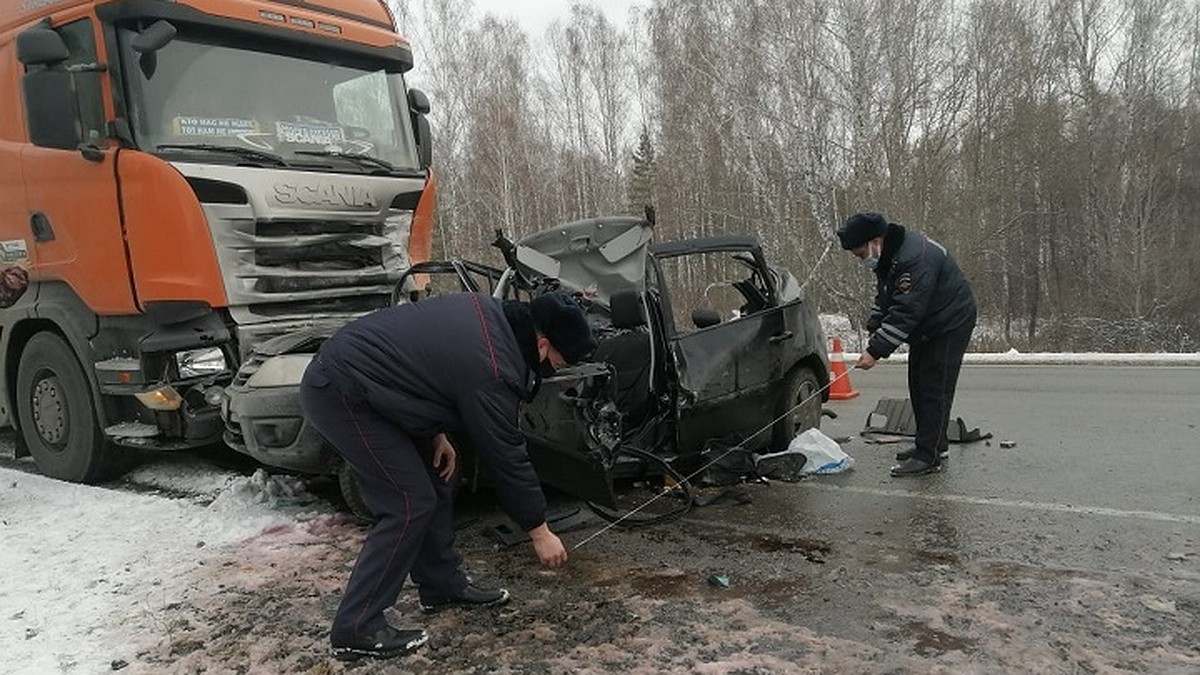 В ДТП с легковушкой и грузовиком на Тюменском тракте погибла семейная пара  - KP.RU