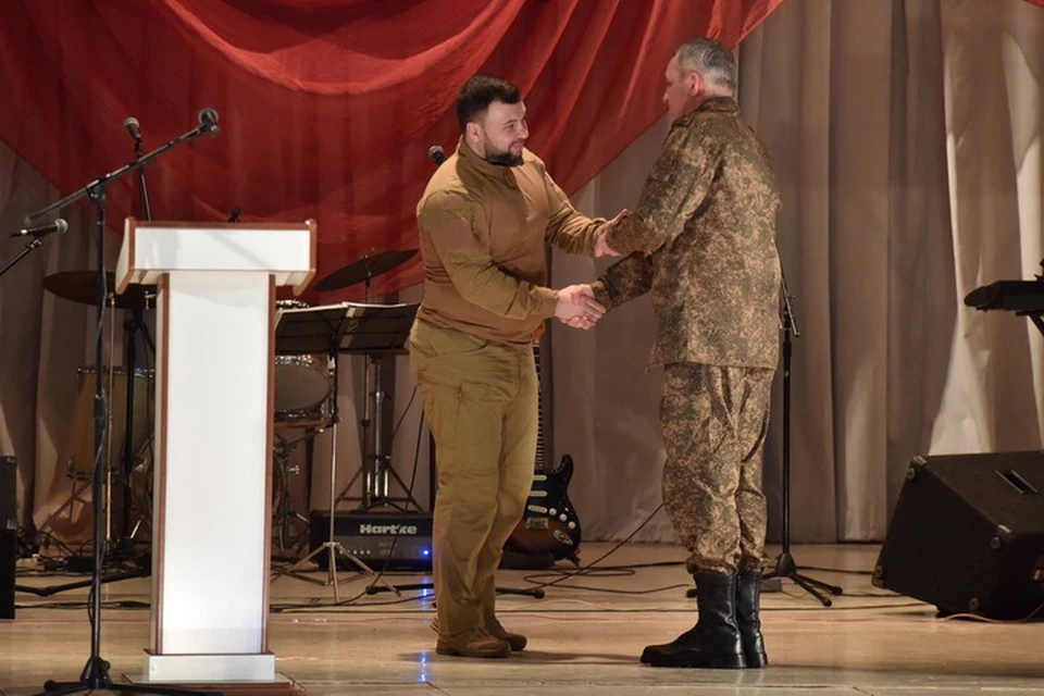 Денис Пушилин наградил отличившихся защитников Республики. Фото: АГ ДНР