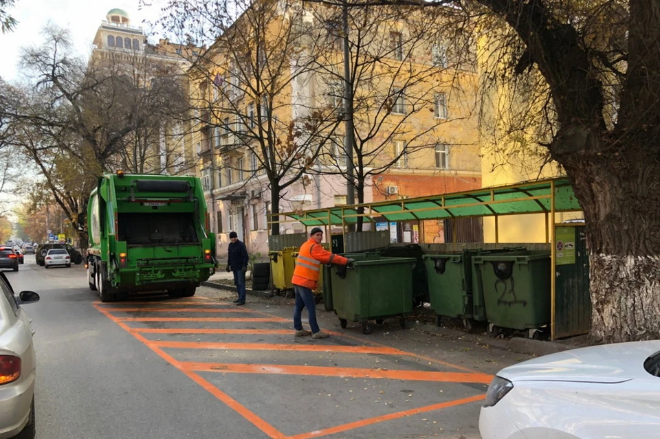 Если неправильно припаркованная машина мешает коммунальщикам вывозить мусор, ее эвакуируют. Фото: пресс-служба администрации Ростова-на-Дону