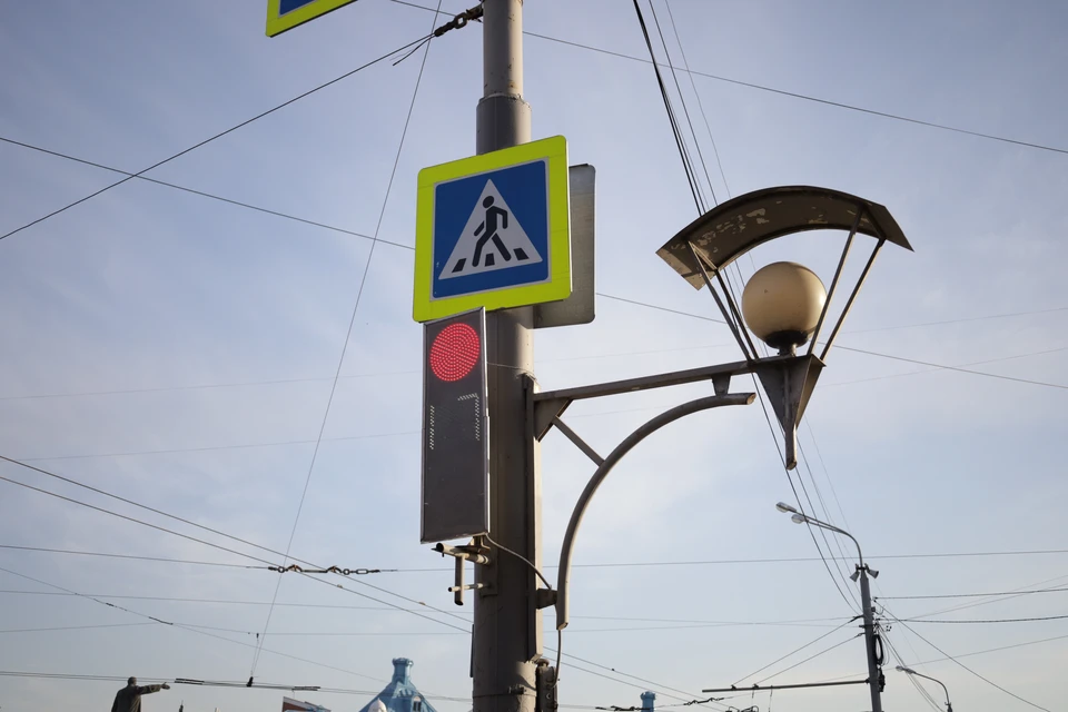 Всего в 2021 году 12 нерегулируемых пешеходных переходов в Томске были оборудованы светофорами с желтым переменным сигналом и дополнительным освещением.