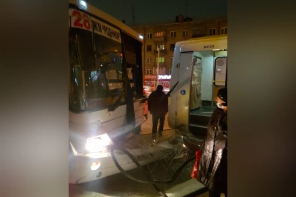 У одного из автобусов повредилось лобовое стекло. Фото: Екатерина Владимировна "2ГИС"