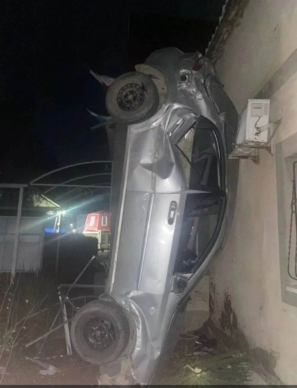 Ночью в Симферопольском районе легковой автомобиль врезался в здание поселкового совета Николаевки. Фото: Плохие новости Крым|Симферополь|Севастополь ДТП/Вконтакте