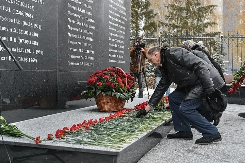 Каждый год родные и близкие погибших возлагают к мемориалу цветы. Фото: Из материалов пресс-служб