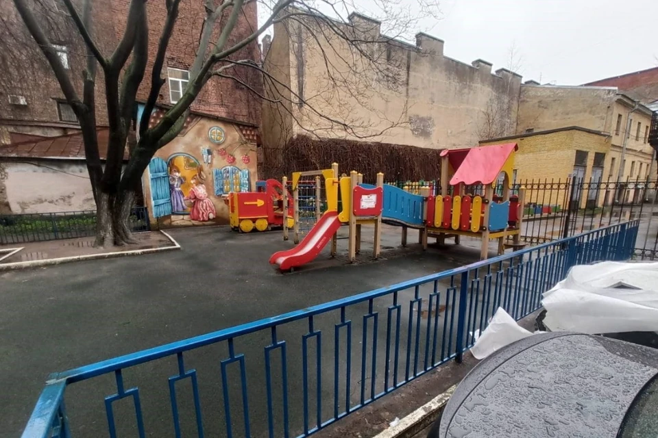 На Почтамтской улице передвинули детскую площадку с опасной зоны теплосетей. Фото: АО "Теплосеть Санкт-Петербурга"