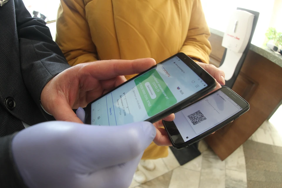 Уже на входе гостей встречает контролер