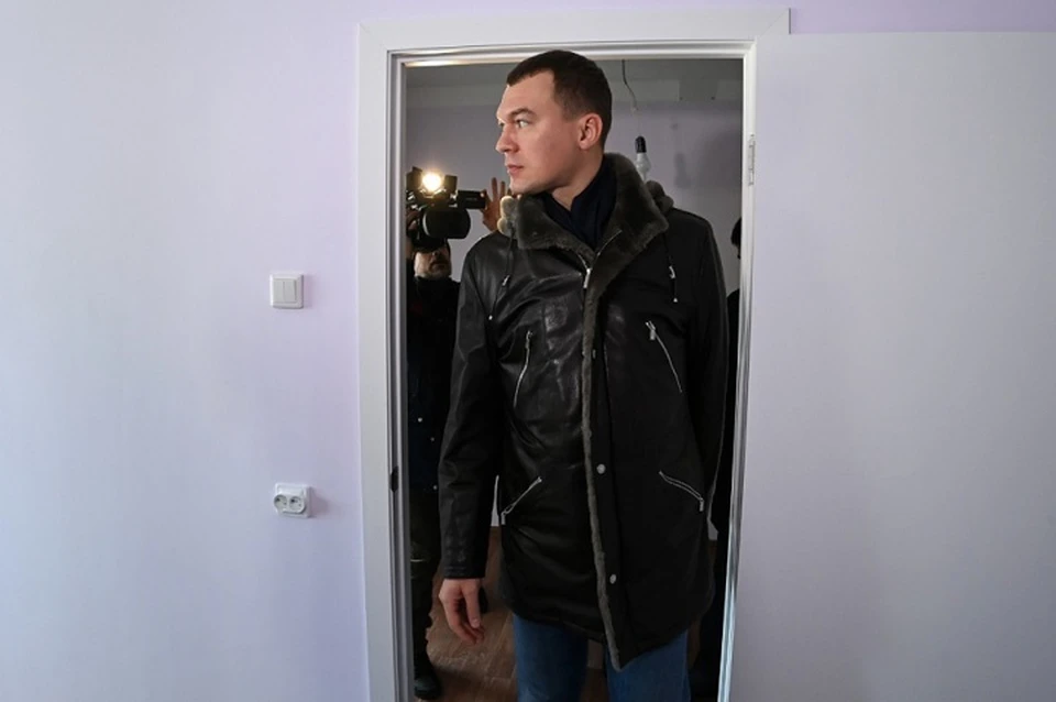 Михаил Дегтярев лично осмотрел квартиры в новостройке. Фото: правительство Хабаровского края