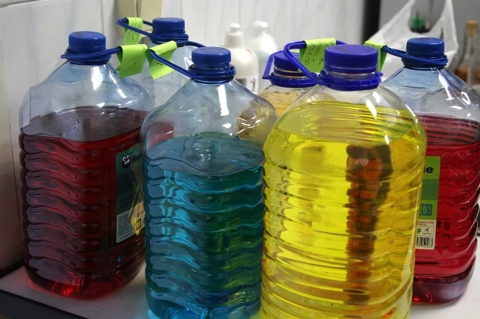 Пятилитровки с водкой и незамерзайкой оказались очень похожи