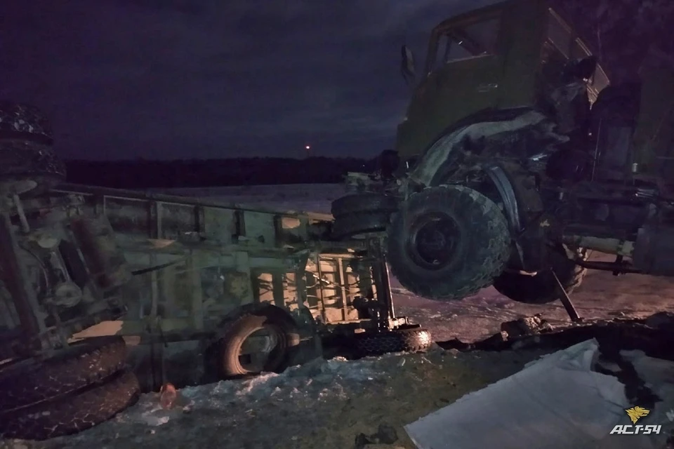 Под Новосибирском столкнулись зерновоз и военный бензовоз. Фото: "АСТ-54".