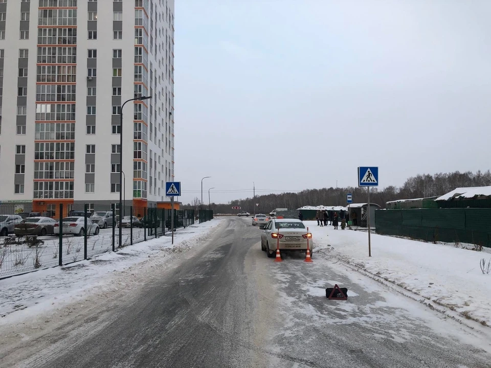 В Тюмени таксист сбил маму с 6-летним сыном по дороге в детский сад.