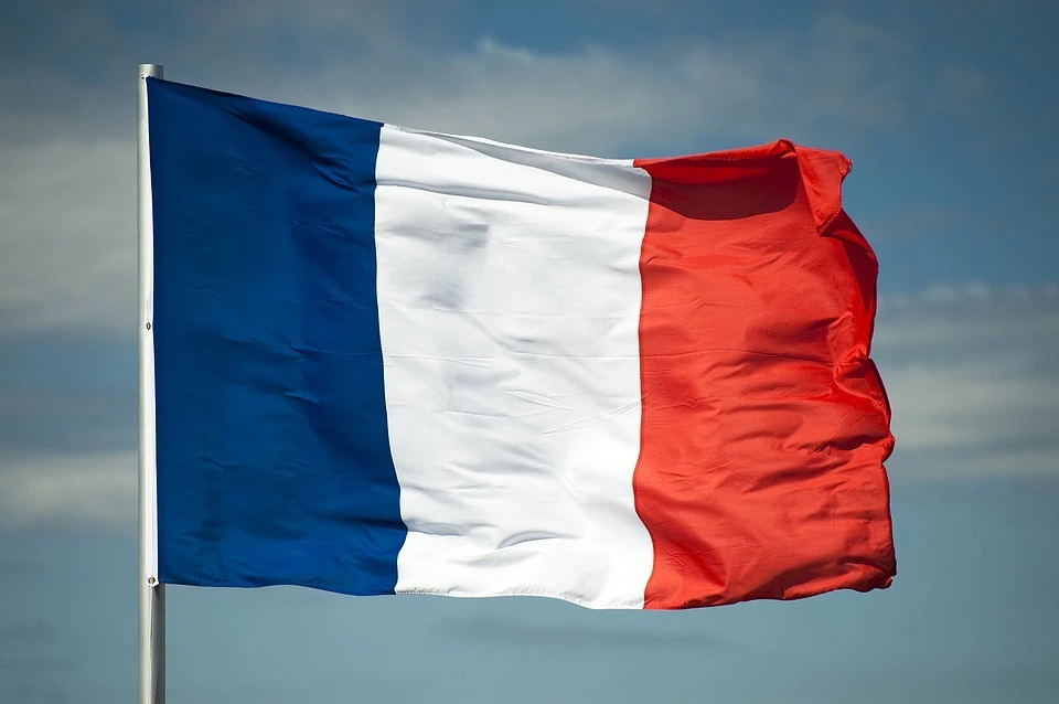 Правительство Франции сообщило о "стремительном" начале пятой волны коронавируса