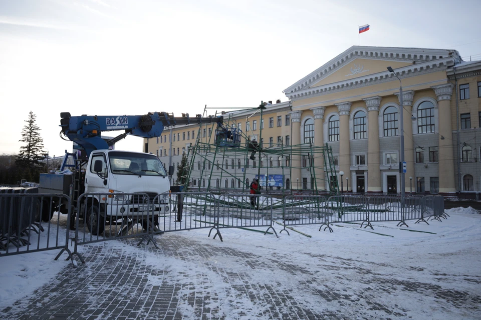 Искусственная елка диаметром 10 метров и высотой 24 метра будет украшена 750 сверкающими звездами и 190 гирляндами.