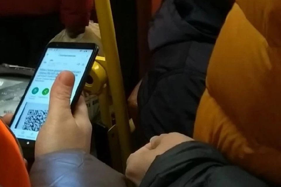 В основном проверяют коды во время движения и перед оплатой проезда. Фото: Никита Кочнев