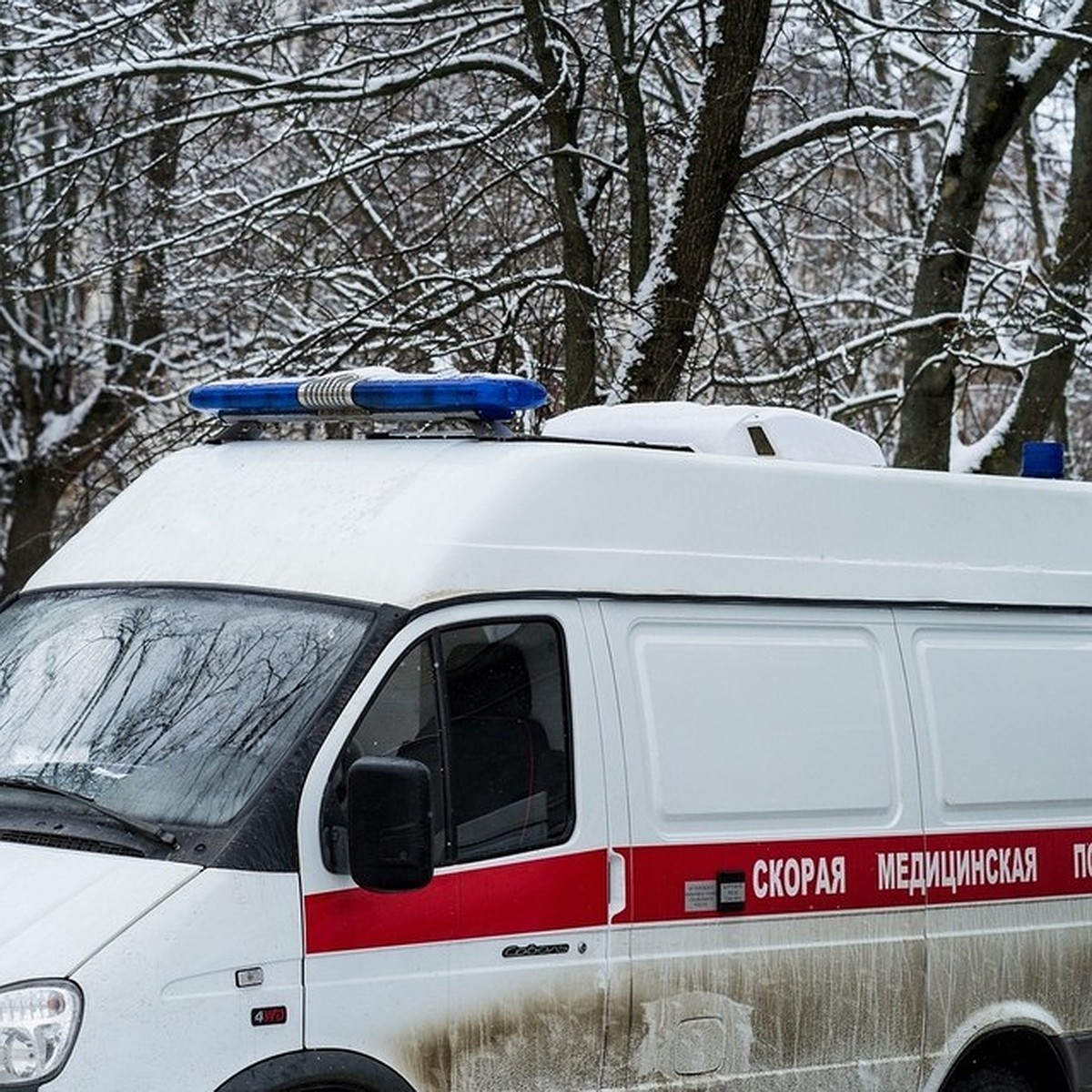 Скорая помощь с экстренным пациентом застряла в заснеженном дворе в Ижевске  - KP.RU