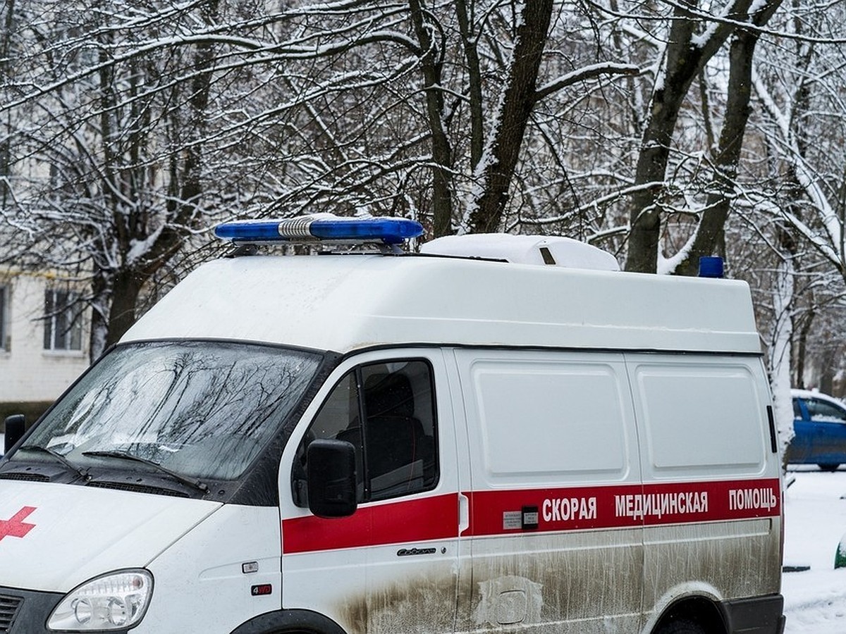 Скорая помощь с экстренным пациентом застряла в заснеженном дворе в Ижевске  - KP.RU