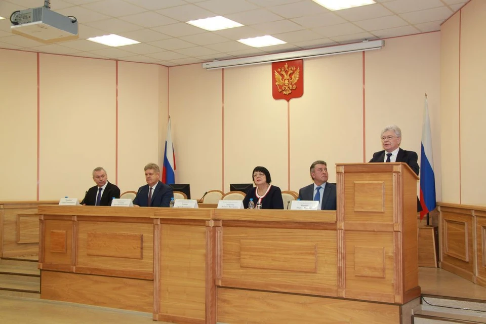 Нового председателя поздравил губернатор Андрей Травников. Фото: Новосибирский областной суд