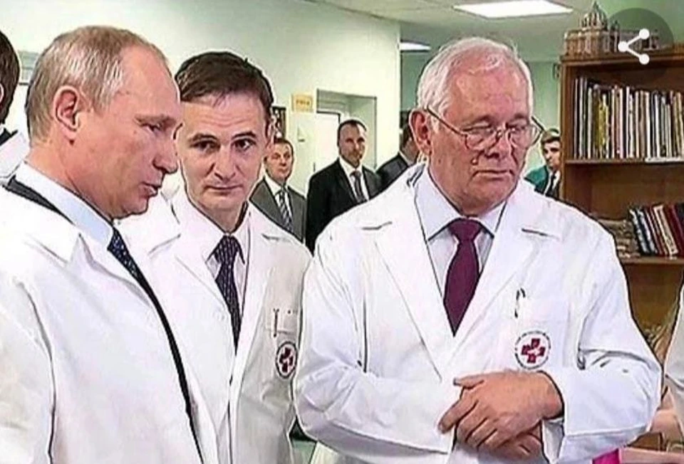 Валерий Митиш (рядом с Путиным) показывает президенту России клинику, которой руководит (Фото: соцсети).