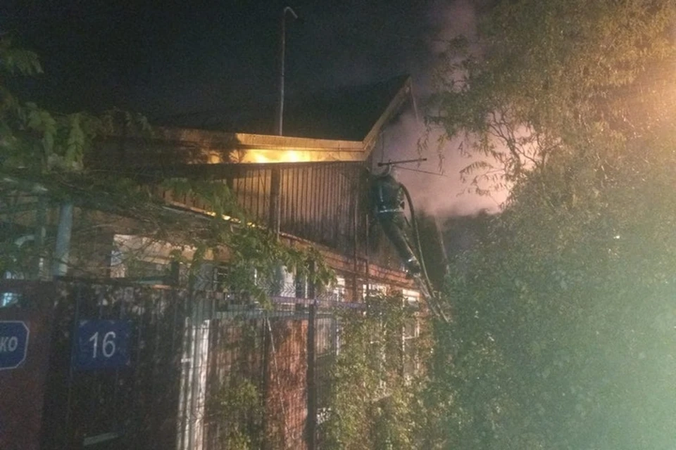 В Краснодаре сгорели два частных дома. Фото: пресс-служба ГУ МЧС по Краснодарскому краю