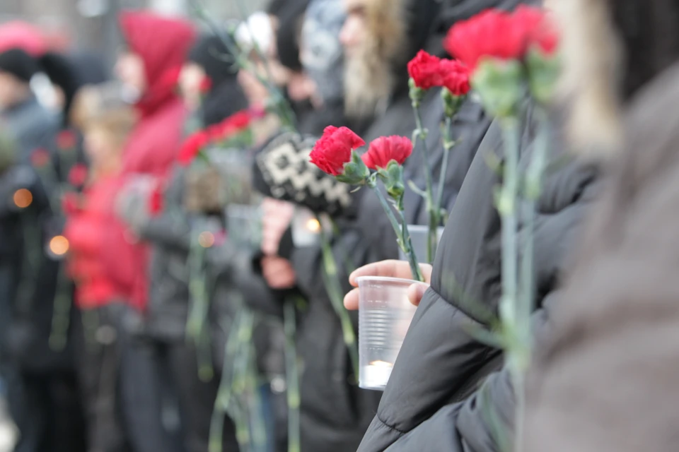 Почти неделю со дня теракта жители региона несли к зданию авиакомпании «Волга-Днепр» цветы и свечи.