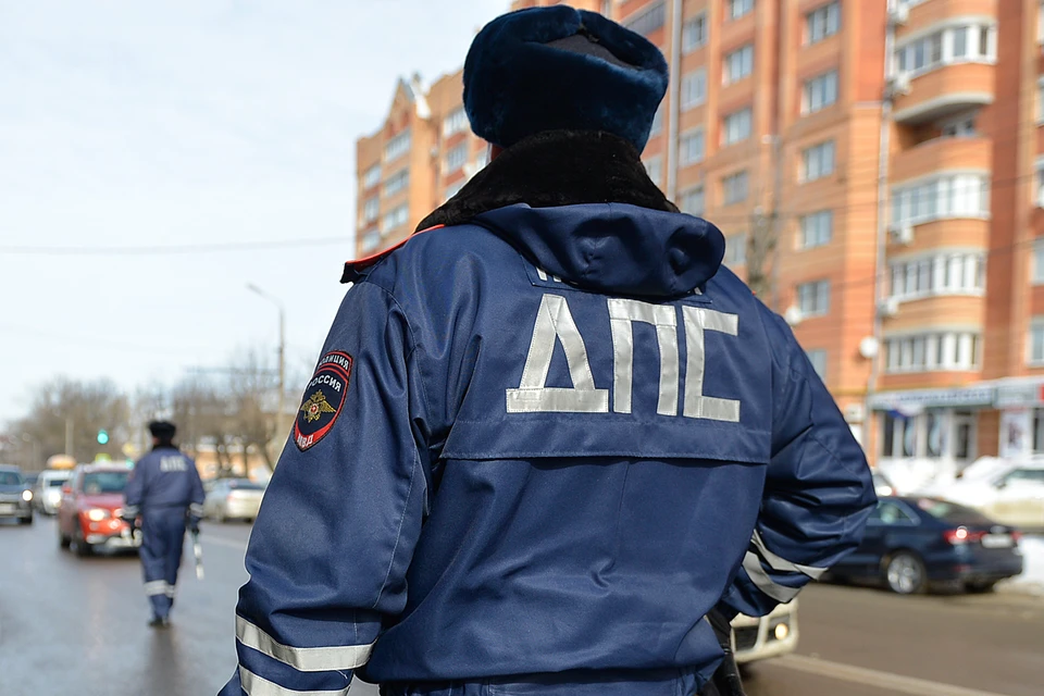 На Байкальской улице в Гольяново сотрудники полиции заметили сидевшего за рулем иномарки молодого человека и попытались его остановить