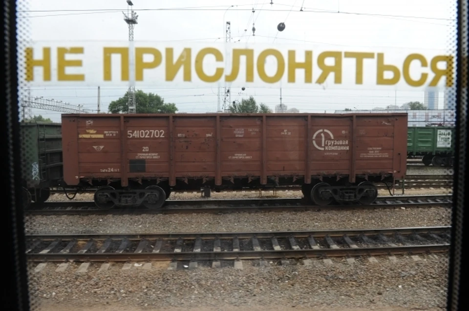 Грузовой состав перекрыл дорогу пассажирским поездам.