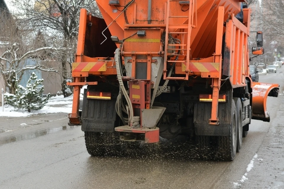 Во время снегопадов в городе в чистке нуждаются более 8 млн квадратных метров дорог Фото: krd.ru