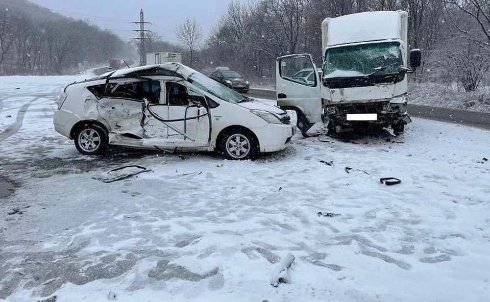 На гололеде столкнулись грузовик и Toyota Prius. Фото: пресс-служба УМВД ГИБДД Приморья