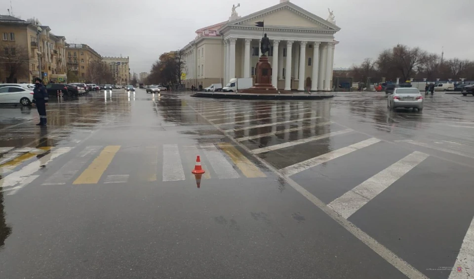 Женщина попала под машину на улице Мира.